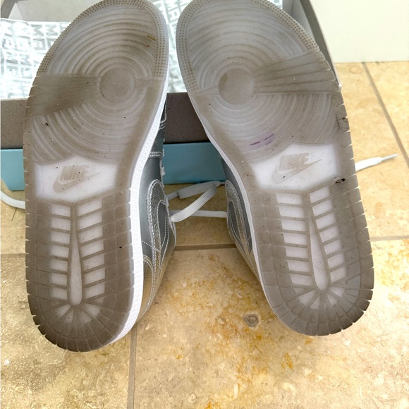 Air Jordan 1 Metallic Silver sneakers - Picture 3 of 11